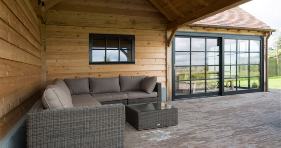 poolhouse in demotuin